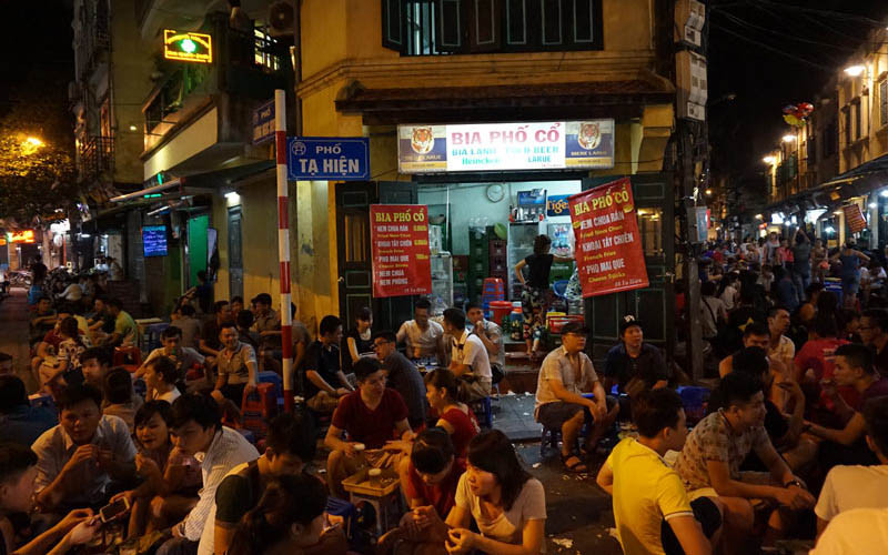 Après le déjeuner avec du bun cha, vous pourriez prendre un taxi pour aller visiter le Temple de la littérature (Van Mieu), puis louer un vélo pour longer le lac de l’Ouest, le plus grand lac de Hanoï. Ceux qui aiment la culture ne devront pas manquer le Musée ethnographique, qui présente une belle collection d'artefacts des 54 groupes ethniques du Vietnam.
