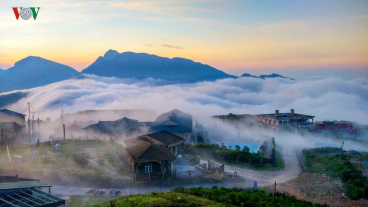 Situé dans la province de Lang Son (Nord), le sommet de Mâu Son est un paradis oublié, entre paysages naturels pittoresques et anciennes villas datant de l’époque coloniale française. Grâce à son climat frais, Mâu Son est une destination idéale pour échapper à la touffeur des plaines.