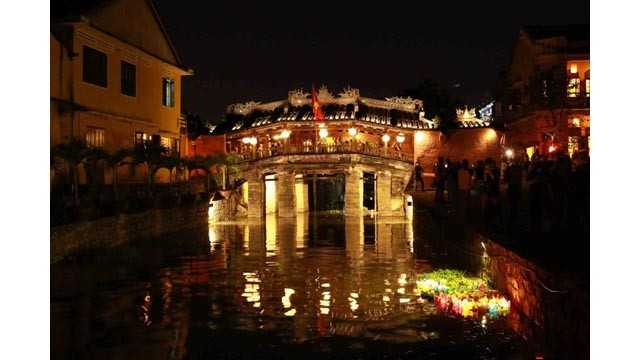 Le lâché des lanternes sur la rivière Hoài.