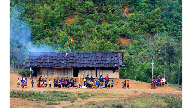 L’école du village de Làng Sang est couvert par des tuiles en bois de fokienia. La plupart des élèves sont des enfants Mông.