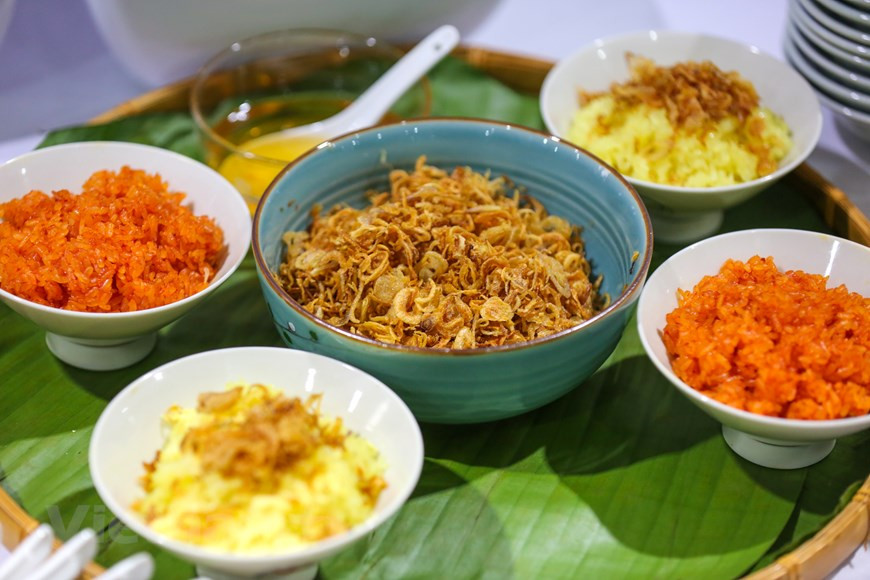 Le riz gluant cuit à la vapeur.