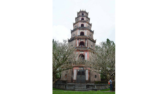 La tour Phuoc Duyên est la plus connue du complexe de la pagode Thiên Mu. De nombreux historiens estiment que l’ensemble de la pagode est comme un palais ou une demeure de rois et de mandarins d’antan de Huê.