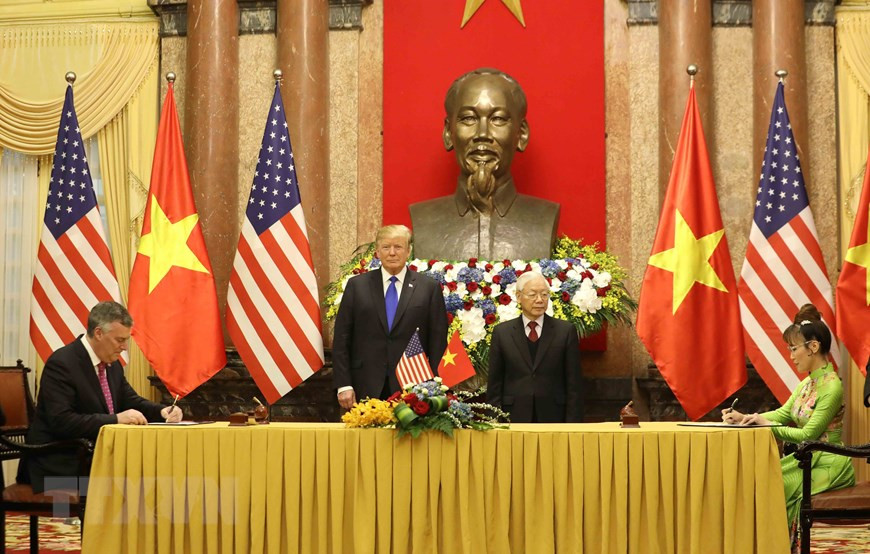 Après l'entretien, le secrétaire général du Comité central du Parti communiste du Vietnam et président de la République Nguyen Phu Trong et le président Donald Trump ont assisté à la cérémonie de signature d'une série de documents de coopération importants.