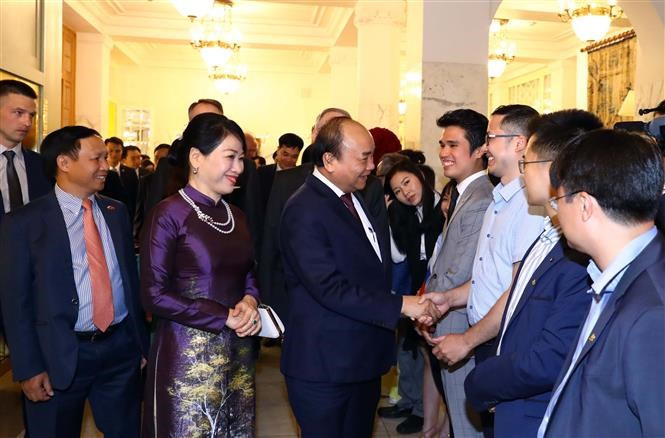 Le Premier ministre Nguyen Xuân Phuc et les représentants de l'ambassade du Vietnam en Russie.