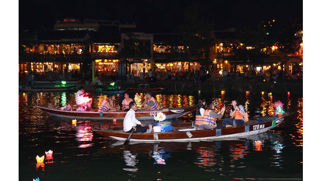 À côté des visiteurs étrangers, les nationaux se sont également rués au vieux quartier de Hôi An à cette occasion, où ils peuvent contempler la vieille cité fascinante de nuit. Beaucoup de personnes ont acheté des lanternes pour lâcher sur la rivière Hoài, avec leurs meilleurs vœux. Il y a des touristes louant des barques au milieu de la rivière Hoài pour lâcher des lanternes en contemplant ce vieux quartier.