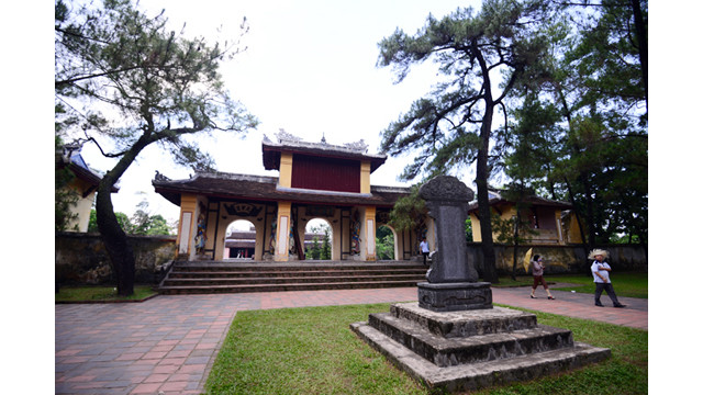 Chaque étage de la tour a une statue du Bouddha. Il y a des zones pour mettre la cloche très majestueuse des deux côtés de la tour.