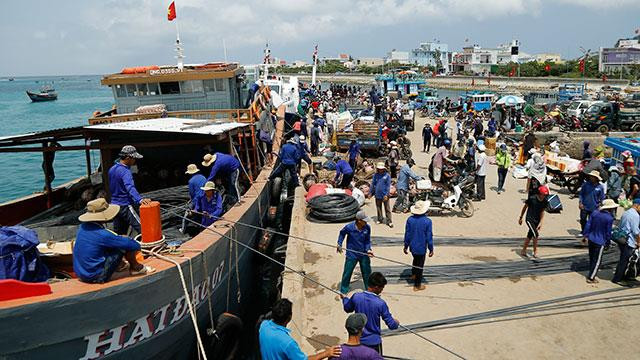 Le port maritime est toujours encombré de navires transportant des produits de première nécessité pour les habitants de l'île.