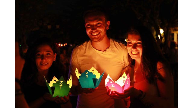 De nombreux touristes étrangers qui arrivent pour la première fois au vieux quartier de Hôi An sont curieux des lanternes vendues le long des deux rives de la rivière.