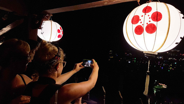 Des visiteurs sur le pont-pagode prennent des autoportraits photographiques pour enregistrer leur beau moment. 