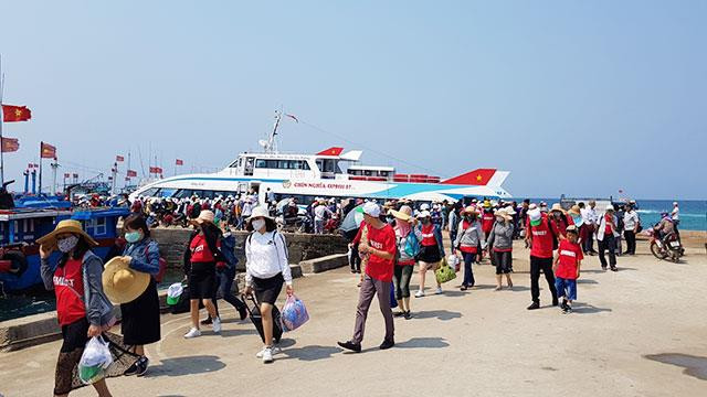Ly Son possède de nombreux paysages magnifiques tels que la porte To Vo, la pagode Duc et la grotte Cau, attirant des milliers de touristes chaque année.