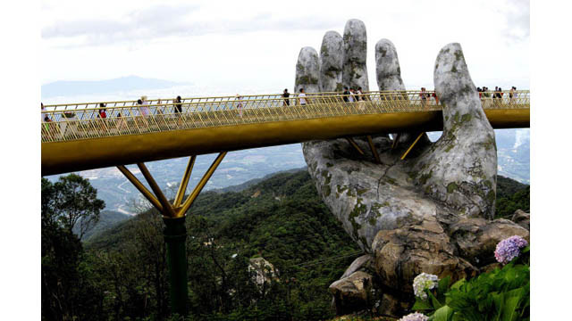 Le pont d’or des Bà Nà Hills, près de Dà Nang, attire de nombreux visiteurs.