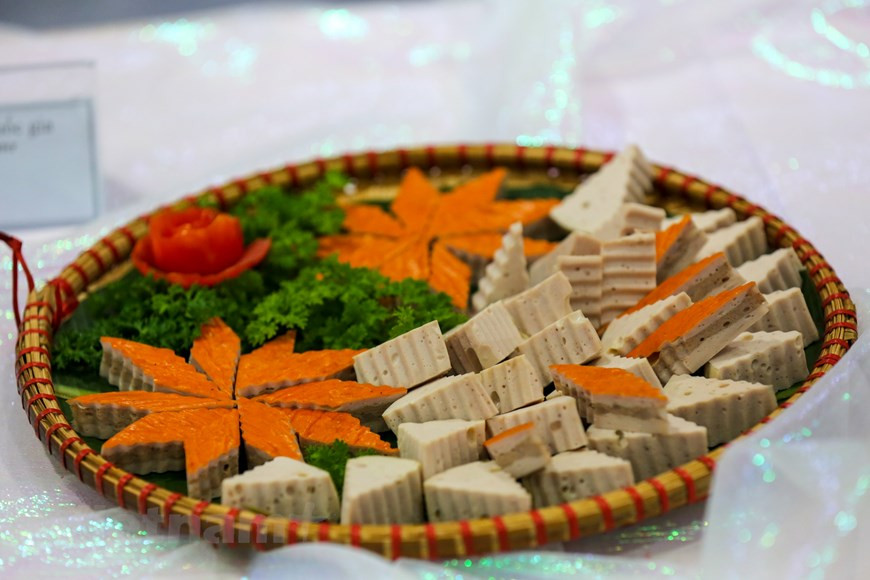 Le “Gio cha” (pâté de porc) et “cha com” (pâté à base de riz gluant vert).