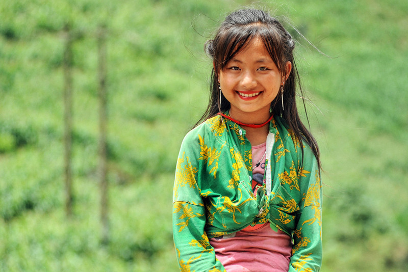 Mua Thi Dua, une fille de l’ethnie Hmong, à Van Chai, dans le district de Dông Van. Chaque jour, elle se rend au point de départ de la pente Tham Ma, avec d'autres enfants, pour vendre des souvenirs, des boissons sans alcool et de la canne à sucre afin d'aider sa famille à gagner un revenu supplémentaire.