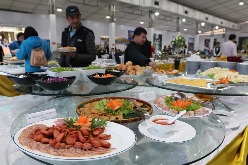  Le Premier ministre Nguyen Xuan Phuc a suggéré d'introduire dans le menu des plats traditionnels du Vietnam tels que le "nem", le “gio cha” (pâté de porc) et “cha com” (pâté à base de riz gluant vert)... Tous sont gratuits. 