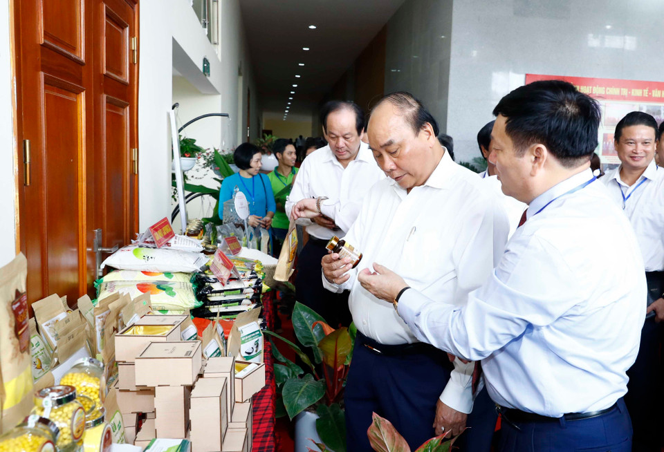 Le Premier ministre et les délégués visitent la zone d'exposition de produits typiques de la région du Nord.
