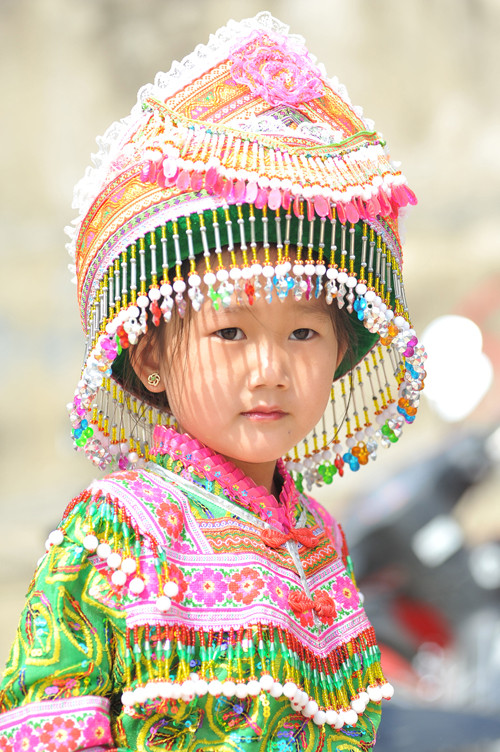 Les beaux vêtements des filles de la commune frontalière de Bach Dich dans le district de Yên Minh.