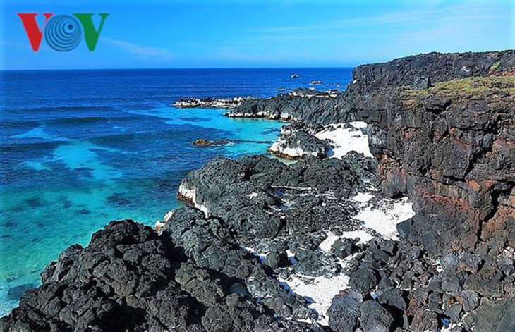 Ces dernières années, l’île de Ly Son, au nord-est de Quang Ngai (Centre), est devenue l’une des destinations touristiques les plus attrayantes à la période estivale. L’île s’est formée il y a 25-30 millions d’années suite à des mouvements intenses de la croûte terrestre (tremblements de terre avec éruptions volcaniques). Actuellement, elle présente cinq monts, tous vestiges d’anciens volcans. Ces derniers ont façonné de magnifiques paysages.
