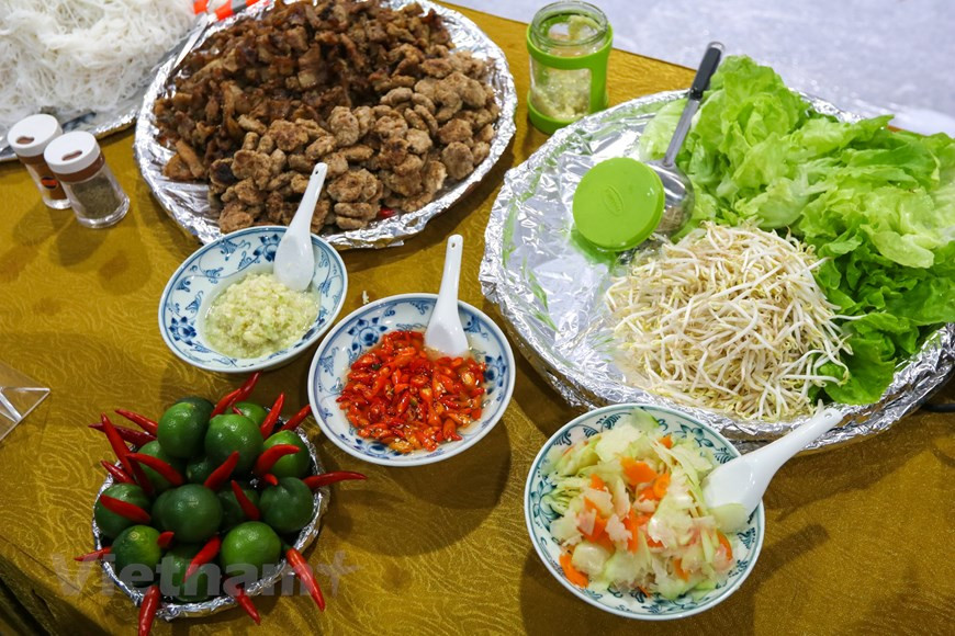 Le bun cha (vermicelles de riz au porc grillé).