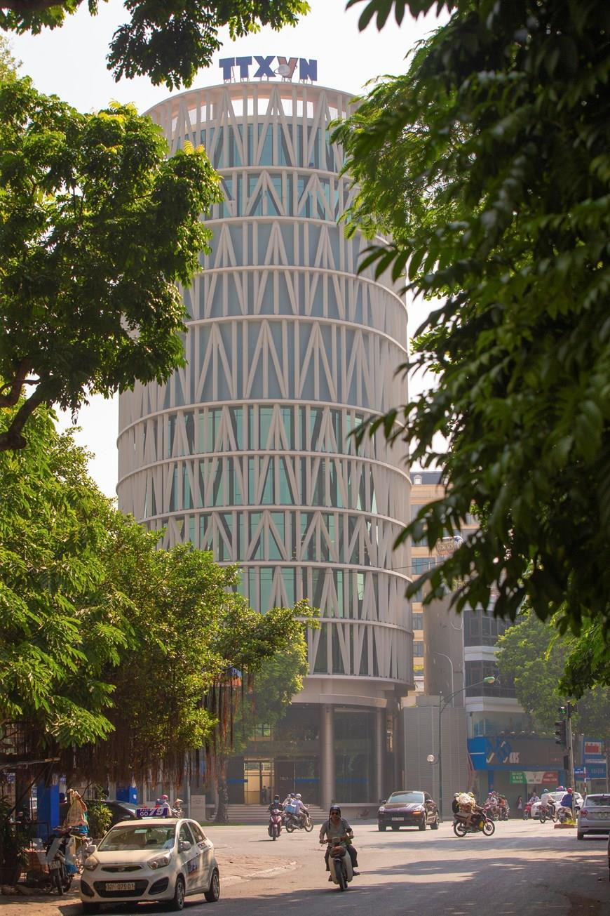 Doté d'un fonds d'investissement de 250 milliards de dongs, cet ouvrage comprend deux garages et neuf étages.