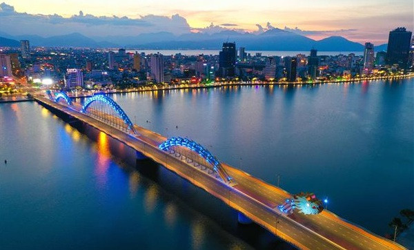 Crépuscule multicolore à Da Nang. Photo : VNA