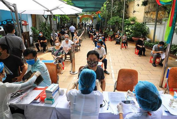 Les habitants des quartiers de Hang Bông, Hang Trông, Trân Hung Đao, Cua Nam de l’arrondissement de Hoan Kiêm, sont vaccinés. Photo : VNA