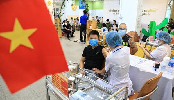 Les habitants des quartiers de Hang Bông, Hang Trông, Trân Hung Đao, Cua Nam de l’arrondissement de Hoan Kiêm, sont vaccinés. Photo : VNA