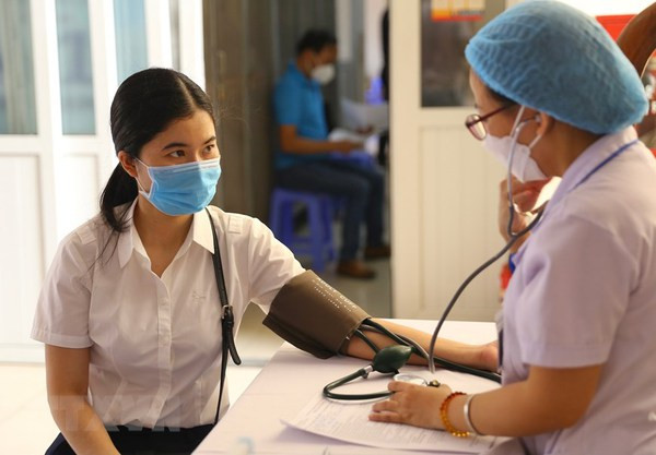 Des habitants de l’arrondissement de Hoan Kiêm bénéficient des consultations pré-vaccinales. Photo : VNA