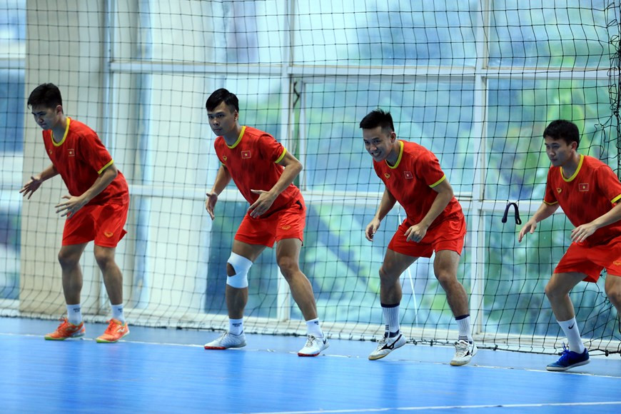 Les joueurs s'entraînent à la Maison des compétitions de futsal à Hanoï. Photo: VFF