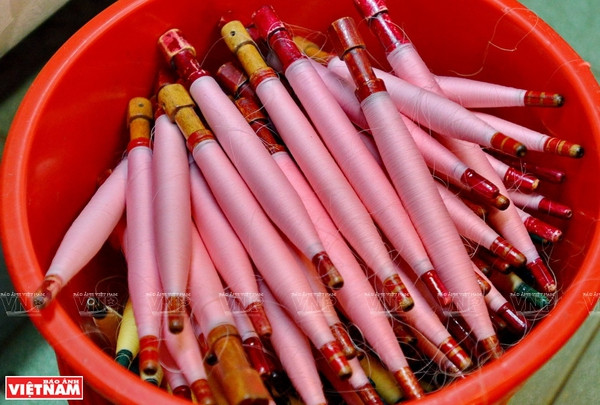 Bobines de fils de soie rose. Photo: VNP