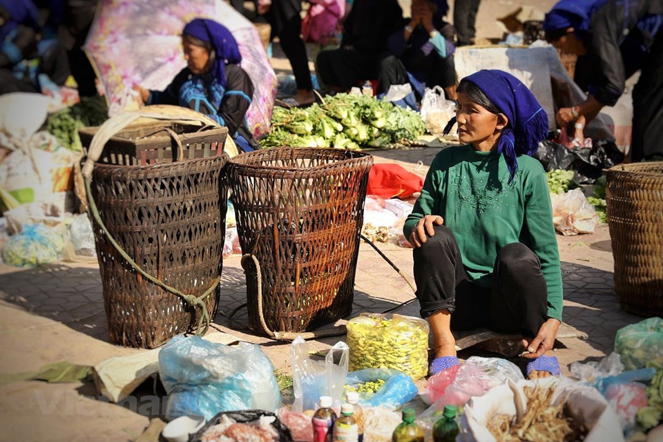 Les Hà Nhi, une petite communauté des hautes régions du Nord, forte de 21.700 âmes. C'est aux confins de la Chine, du Laos et du Vietnam, que se trouve la terre d'élection des Hà Nhi, dans une région vallonnée, aux paysages bucoliques et qui se prête parfaitement bien à la riziculture. Les ancêtres des Hà Nhi venaient du Nord. Ils ont pris pied au Vietnam depuis plusieurs siècles, déjà. Maintenant, ils sont complètement intégrés à la famille des 54 ethnies sœurs du Vietnam. Ils se distinguent par des vêtements colorés. D'un point de vue spirituel, ils s'en remettent aux génies de la nature, et notamment à celui de la forêt. Photo: VietnamPlus