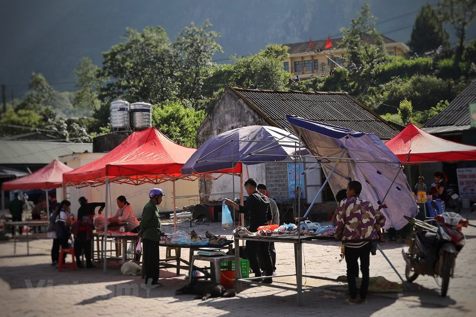 Le vêtement de l'homme est généralement de couleur noire avec un col vert. L'homme Ha Nhi porte un turban au lieu d'un chapeau, qui le protège du soleil et lui permet d'éponger la sueur. Les boutons sont en argent pour éloigner des maux et aussi dans un but décoratif. Les enfants portent souvent un chapeau indigo de forme cylindrique décoré de pièces d'argent. Ces pièces expriment le souhait d'une vie heureuse et sont également utiles pour chasser les vents mauvais. Les Ha Nhi du district de Bat Xat, province de Lao Cai, pensent en effet que les chapeaux des enfants préservent leurs âmes. Celui du garçon a des couleurs criardes. Celui de la fille est plus beau parce qu'il est orné de colliers de perles de différentes couleurs. Les chapeaux des enfants montrent le sens esthétique des Ha Nhi. Photo: VietnamPlus