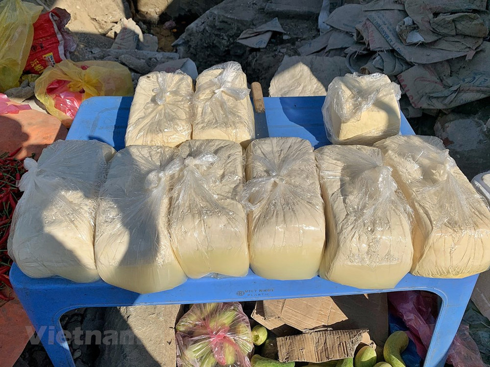 Le marché hebdomadaire d'Y Ty est un lieu où l'on trouve de nombreux produits typiques des ethnies minoritaires de la région. Le "bánh phồng" (Krupuk) est un gâteau du groupe ethnique Dzay. Il est confectionné à partir de farine de riz et mélangé avec un peu de sucre de canne blanc. Ce marché hebdomadaire vend encore beaucoup de légumes, de tubercules et de fruits frais cultivés par les habitants. Les produits locaux sont frais et délicieux. Les beignets parfumés et savoureux des habitants sont vendus au marché d'Y Ty. Les cheveux noirs typiques d'une femme de l'ethnie Hà Nhi se font remarquer au marché d'Y Ty. Au marché d'Y Ty, tout le monde est heureux de faire des achats et de rencontrer des amis. Photo: VietnamPlus