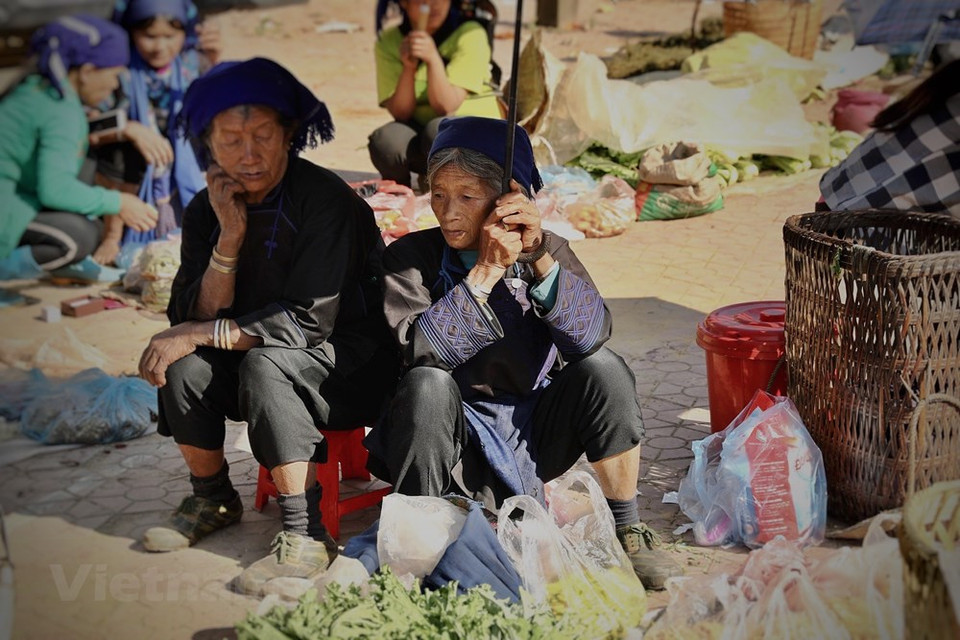 Les femmes Ha Nhi portent toujours une chemise de couleur verte et un couvre-sein orné de motifs décoratifs. La chemise comprend des franges ressemblant à des vagues, des nuages et des fleurs. Les boutons en tissu ont aussi la forme de fleurs. Les manches sont brodés avec des motifs décoratifs typiques du groupe Ha Nhi. Il faut un mois pour réaliser une tenue complète pour une femme ou un enfant, dont une semaine pour les seules broderies des manches. Les gens Ha Nhi portent un seul type de vêtement, que ce soit pour les jours ordinaires et les événements importants tels que Nouvel An, les festivals, les funérailles et les mariages. Pour eux, leur costume symbolise la culture et la beauté spécifique de leur groupe. Photo: VietnamPlus