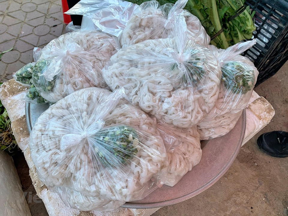 Dans la province de Lào Cai, tous les jours, on peut aller dans un marché hebdomadaire local riche de marchandises et d'animations: Ban Phiêt (lundi), Côc Ly (mardi), Cao Son (mercredi), Lung Khâu Nhin (jeudi), Châu (vendredi), Can Câu, Pha Long, Y Ty (samedi), ou encore, Sa Pa, Muong Khuong, Si Ma Cai et Bat Xat (dimanche). Ces marchés ne sont pas seulement des lieux d'échanges commerciaux, ce sont aussi des lieux de rencontre entre montagnards, et surtout de réjouissance après une dure semaine de travail. Venez donc découvrir la riche culture du Nord-Ouest via les marchés hebdomadaires de Lào Cai. Vous en prendrez plein les mirettes et ferez le plein de souvenirs pour des années! Photo: VietnamPlus