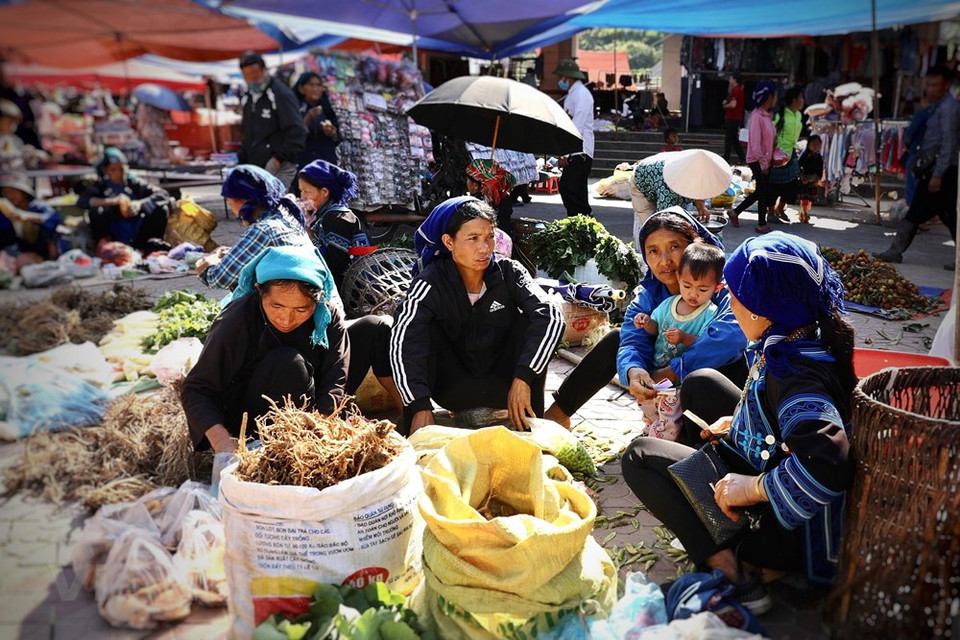 Un coin du marché d'Y Ty. Il se pare aussi des couleurs des costumes des habitants de diverses ethnies minoritaires de la haute région du Tây Bac (Nord-Ouest). Ce marché a un trait qui le rend unique. Il s'agit de la brume qui l'entoure et qui crée un paysage fantasmagorique. Il renferme aussi les traits typiques de la culture unique de la haute région. C'est un lieu pour le commerce, mais on y fait aussi des rencontres, et pour ces montagnards aux conditions de vie rudes, il s'agit également d'un terrain de divertissement. Les locaux viennent vendre des produits qu'ils ont fabriqués ou cultivés, comme par exemple les fruits et légumes des Hà Nhi. Photo: VietnamPlus