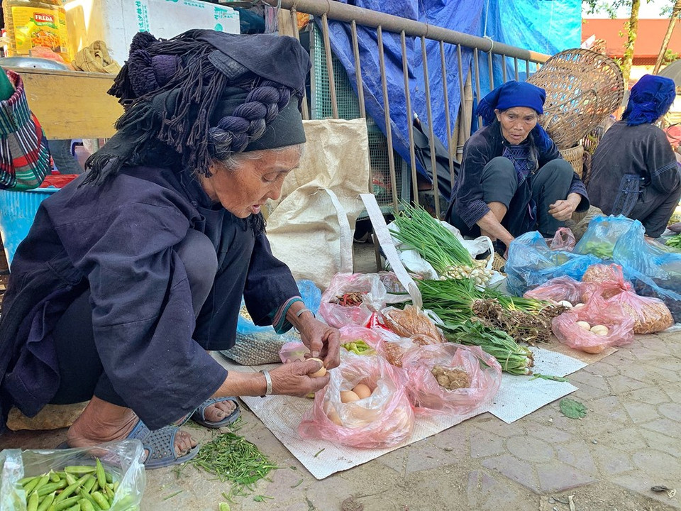 L'ethnie Ha Nhi du district de Bat Xat, province de Lao Cai, vit depuis toujours proche de la nature. C'est la raison pour laquelle leurs vêtements sont principalement associés à la couleur verte, à l'image des montagnes et des forêts qui composent les paysages du Nord-Ouest. Les Ha Nhi sont connus comme étant très travailleurs. En dehors de la culture du riz inondé sur des champs en gradin, ils cultivent du cotonnier pour leurs vêtements, qu'ils réalisent de A à Z. La tenue des femmes Ha Nhi se compose d'un couvre-chef, d'une chemise, d'une ceinture et d'un couvre-sein. La caractéristique la plus remarquable est le couvre-chef en crin de cheval qui ressemble à des cheveux artificiels. Photo: VietnamPlus
