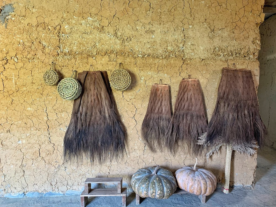 La préservation et la promotion de la culture des ethnies minoritaires locales sont la clé du développement touristique durable à Y Ty, district de Bat Xat, province de Lao Cai. Notamment, les fêtes traditionnelles telles que la descente aux champs, Put Tông, la danse du feu des Dao rouges et Khô Già Già, la fête traditionnelle de l'ethnie Hà Nhi consistant à prier pour de bonnes récoltes… sont des traits culturels originaux qui rencontrent beaucoup de succès auprès des touristes. Les habitants et les autorités devraient reconnaître l'importance des valeurs culturelles locales, notamment la préservation de l'architecture caractéristique des maisons trinh tuong des Hà Nhi. Photo : VietnamPlus