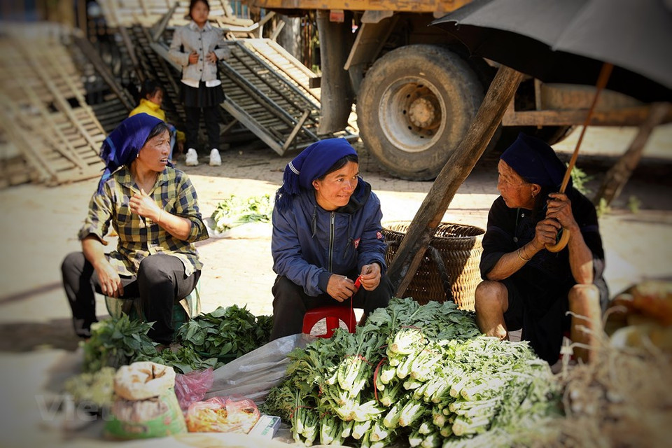 Les Hà Nhi ont mis au point des systèmes d'irrigation ingénieux qui leur permettent de pratiquer la riziculture en terrasse. Mais ils sont aussi éleveurs, et artisans. Dans ce domaine, ils excellent dans la vannerie, la teinture et le tissage. De nos jours encore, les femmes confectionnent elles-mêmes leurs vêtements, tissage compris. Pas étonnant que leurs tenues passent pour être parmi les plus sophistiquées du Nord. Les Hà Nhi préservent encore beaucoup de fêtes traditionnelles: fête du génie de la forêt, fête des moissons... Il s'agit pour eux de rendre hommage aux forces célestes et de s'attirer les faveurs d'une nature protectrice, garante de bien-être et de prospérité. Mais il s’agit aussi de souder la communauté. Photo: VietnamPlus