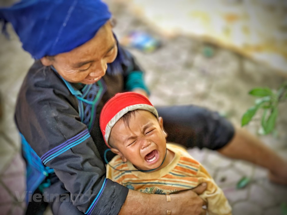 Y Ty est une commune frontalière défavorisée. Pour remédier à la situation, la province de Lào Cai a désigné le tourisme comme fer de lance du développement économique à long terme d'Y Ty et mobilise les ressources nécessaires à la promotion du tourisme local. De nombreuses familles d'Y Ty proposent des services de homestay (hébergement chez l'habitant). Ces familles sont formées pour accueillir et communiquer avec les clients et protéger l'environnement local. L'an dernier, Y Ty a accueilli environ 15.000 visiteurs, dont plus de 100 étrangers. La restructuration économique locale fait donc ses preuves et concrètement, le nombre de ménages pauvres a baissé de 15%. Photo: VietnamPlus