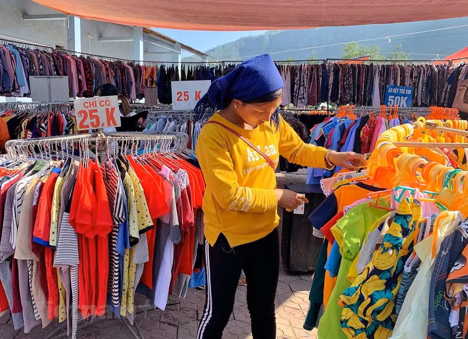 Les habitants, revêtus de costumes et de robes colorés, affluent au marché d'Y Ty, dès le petit matin. Ils sont ravis de pouvoir choisir de nouveaux vêtements et de nouvelles chaussures. Ce sont les stands de vêtements, de bijoux, de chaussures qui attirent le plus de clients, car tout le monde veut être beau. Les filles issues de l'ethnie Hà Nhi essaient avec enthousiasme des vêtements et des robes aux couleurs vives auxquels sont attachées des pièces d'argent brillant émettant des tintements à chaque mouvement. Les mères et des filles profitent de cette occasion pour acheter de beaux vêtements pour leurs enfants ou pour elles-mêmes. Photo: VietnamPlus