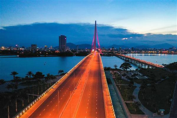 Les ponts Trân Thi Ly et Nguyên Van Trôi. Photo : VNA