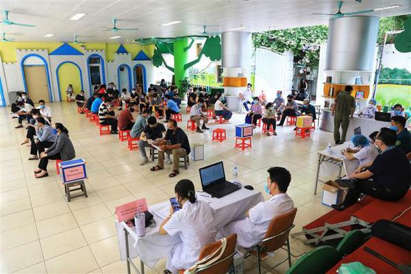 Les habitants dans un lieu de surveillance après l’injection. Photo : VNA