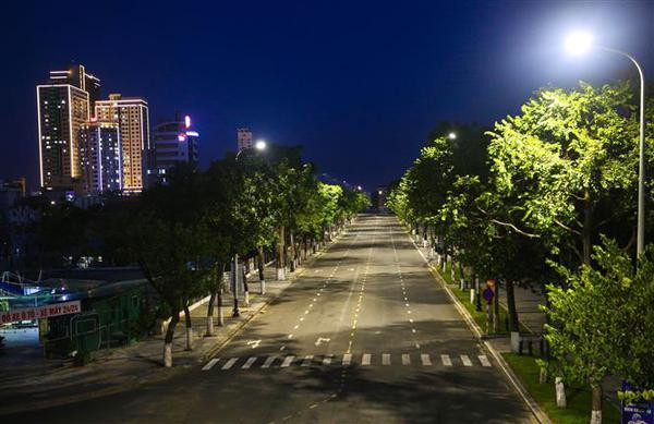 Les routes désertées à Da Nang sont toujours belles lors des jours d’application de distanciation sociale. Photo : VNA