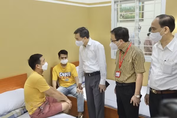 Le vice-ministre de la Santé, Trân Van Thuân, encourage des volontaires avant l’injection. Photo : VNA 