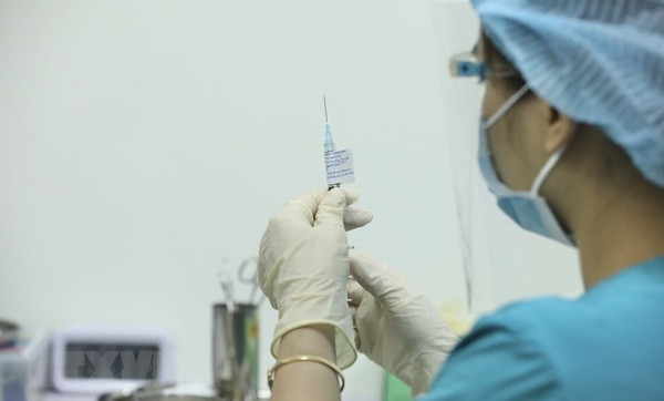 La première phase d’essai clinique du vaccin ARCT-154 contre le COVID-19 a débuté à la Faculté de médecine de Hanoï, avec la participation de 100 volontaires. Photo : VNA