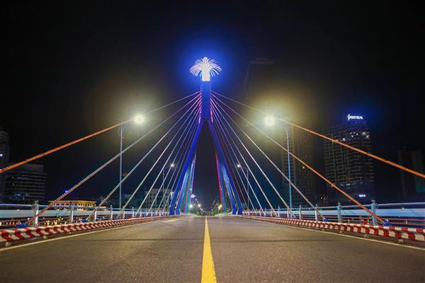 La beauté du pont de la rivière Han lors des jours d’application de distanciation sociale. Photo : VNA