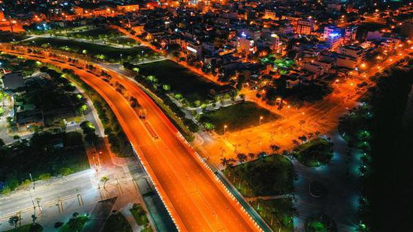 La brillante palette de couleurs de l’éclairage décoratif le long des rues et zones résidentielles. Photo : VNA