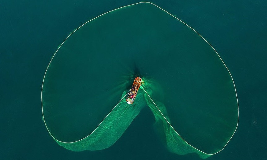 Superbe photo montrant le filet se transformant en un cœur lorsqu’il s’étend autour du bateau. Photo : Daily Mail
