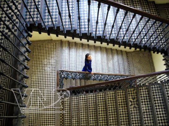 Escalier orné de dessins et de motifs typiques de l'architecture française.