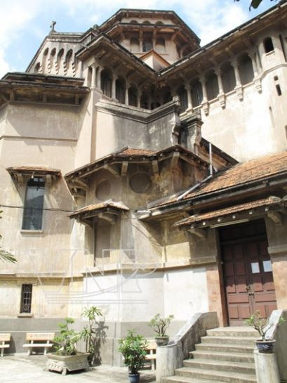 La cathédrale Cua Bac, aux toits se chevauchant en vue de fournir lumière et ventilation.